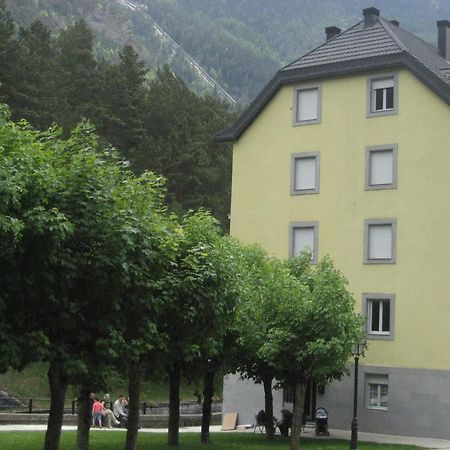 Albergue Turistico Rio Aragon Канфранк Екстер'єр фото