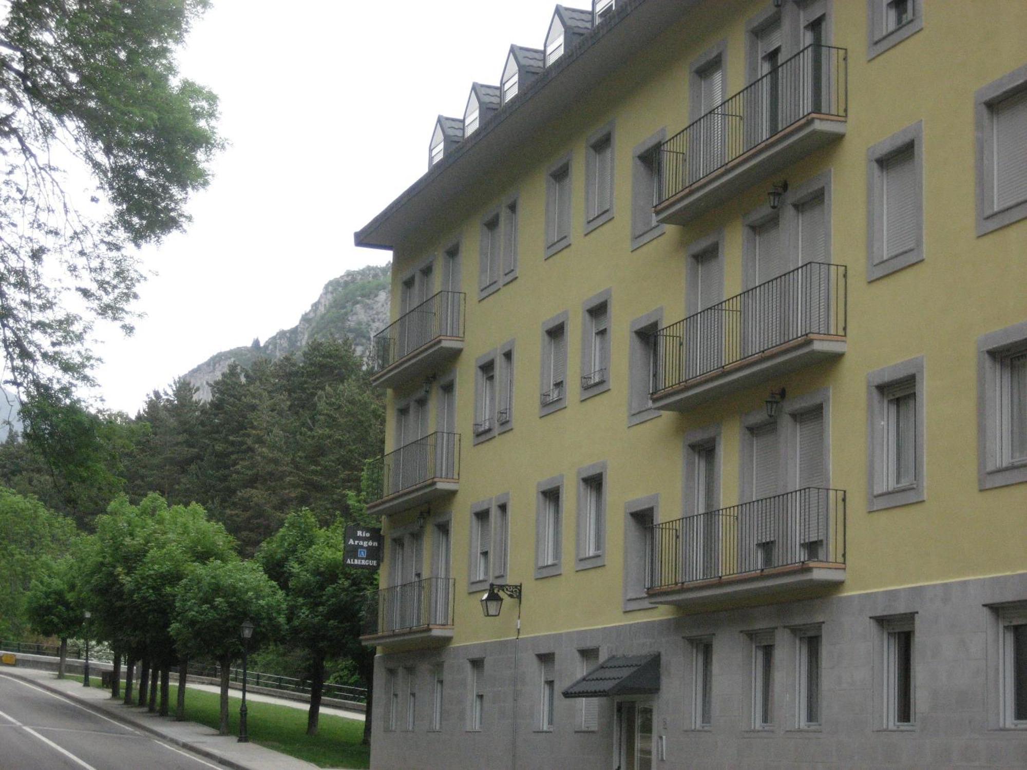 Albergue Turistico Rio Aragon Канфранк Екстер'єр фото