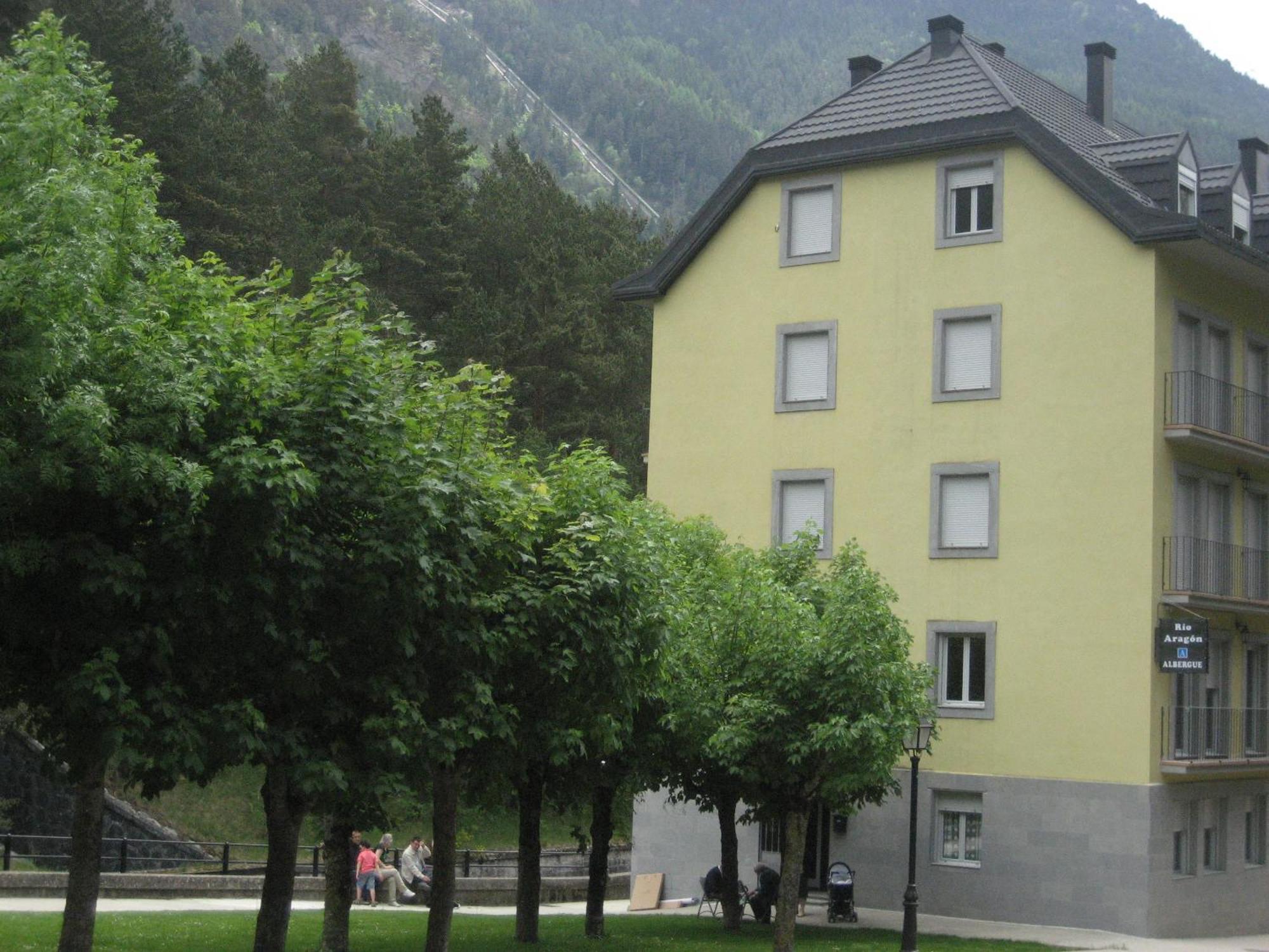 Albergue Turistico Rio Aragon Канфранк Екстер'єр фото